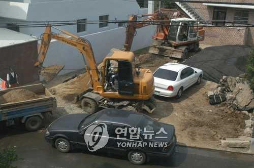 폐기물야적장내 차량 주차. *사진은 기사와 관련 없음. [연합뉴스]